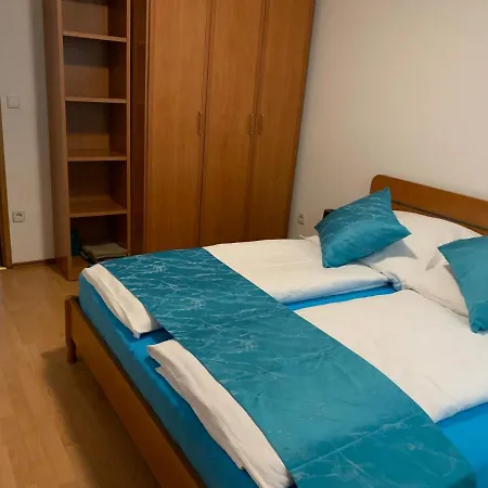 Auer Apartment *
